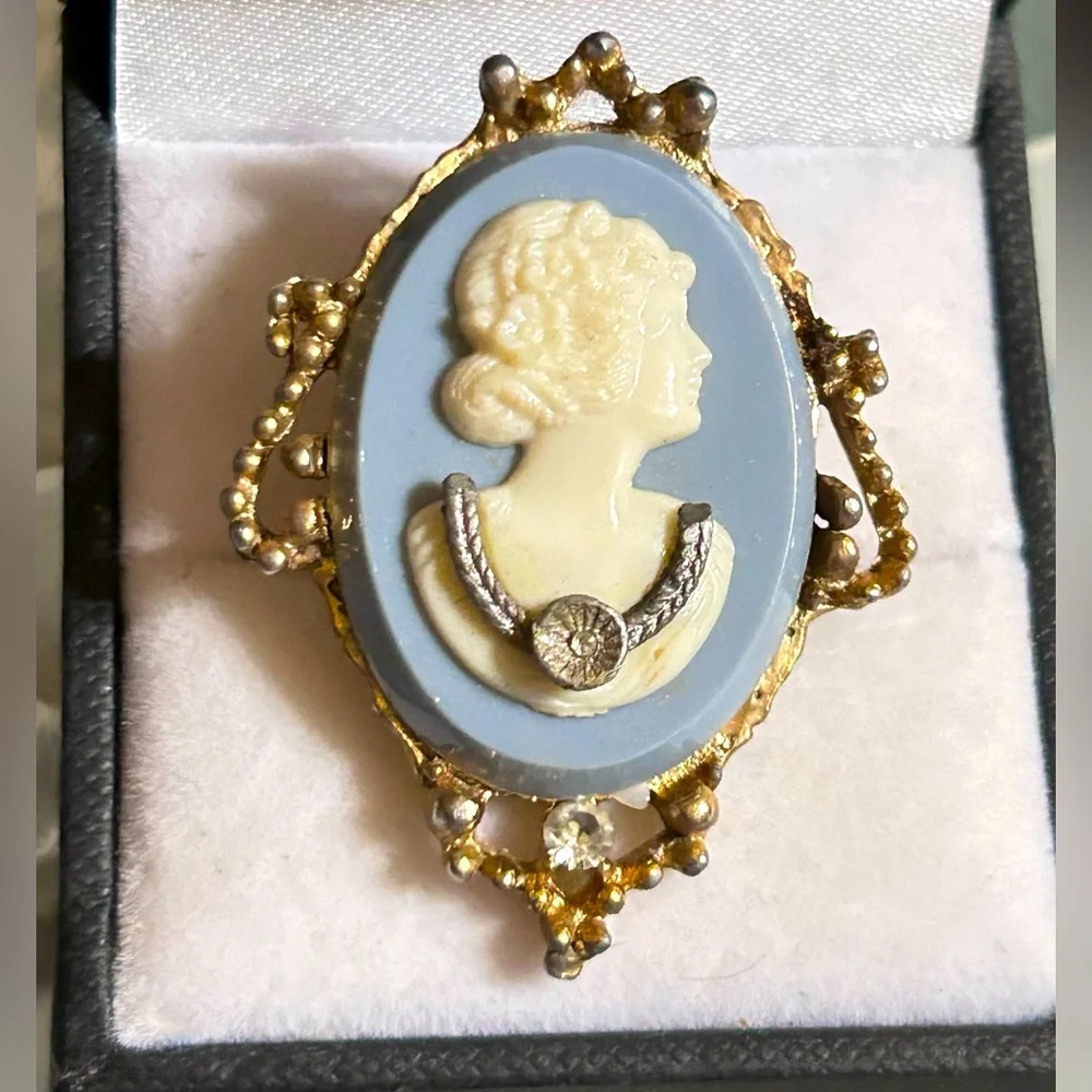 Vtg Lady with diamond necklace cameo brooch she may have been in a tussle or two - Picture 2 of 3